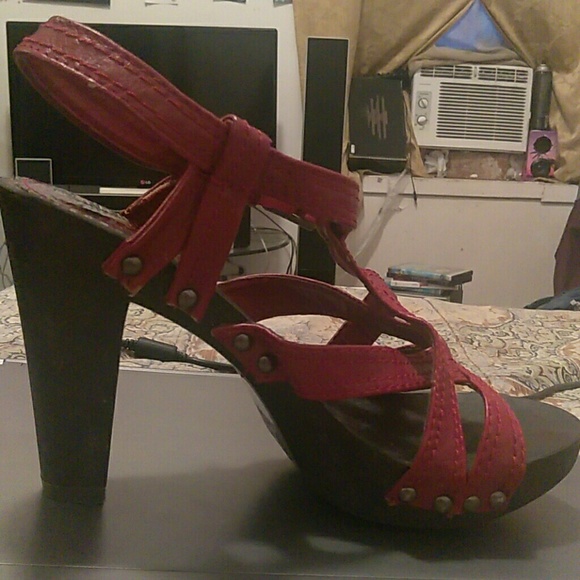 Rouge Helium Heels - Picture 2 of 4